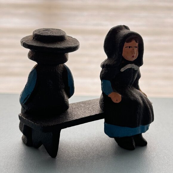 Vintage John Wright Cast Iron Amish on Bench - paper weight - Picture 5 of 6